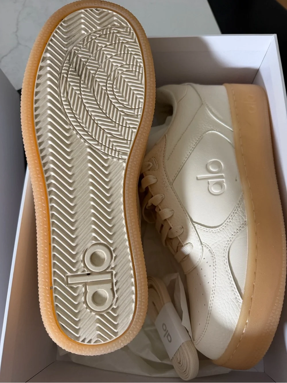 ALO Yoga recovery Men’s Cream Leather Sneakers with Gum Sole